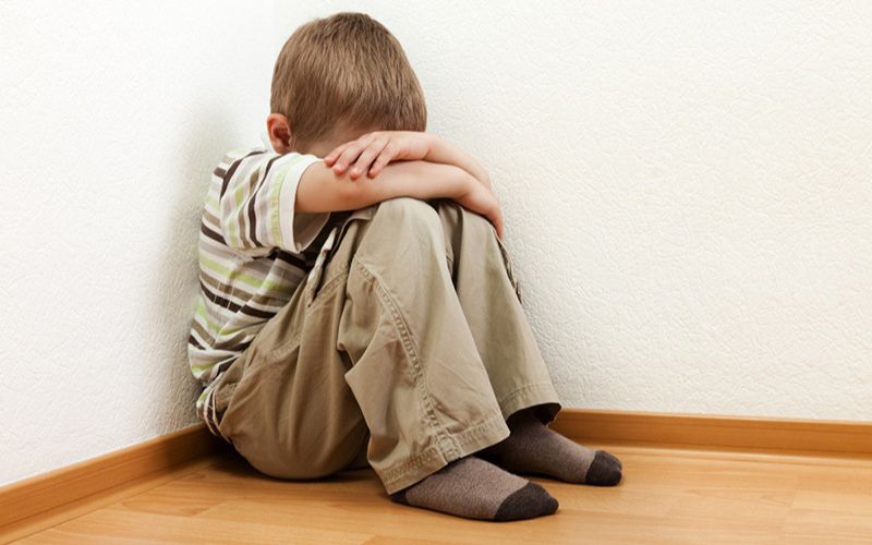 Bé không giao tiếp với mọi người xung quanh