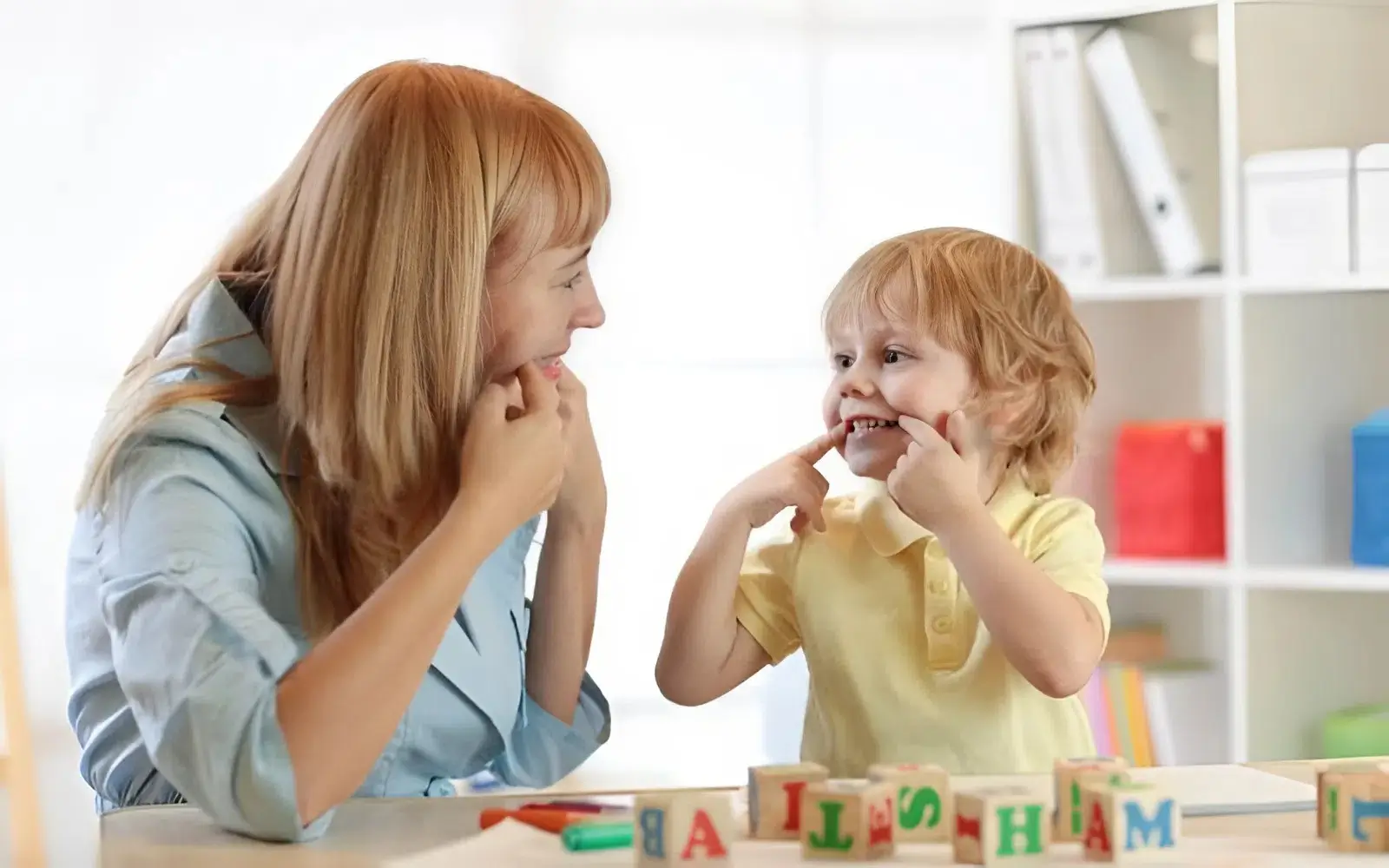 Ba mẹ cần làm gì khi phát hiện trẻ có dấu hiệu tự kỷ thoái triển?