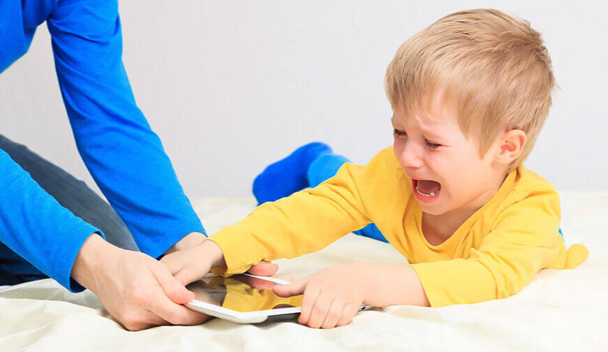 Trẻ dành quá nhiều thời gian với thiết bị điện tử